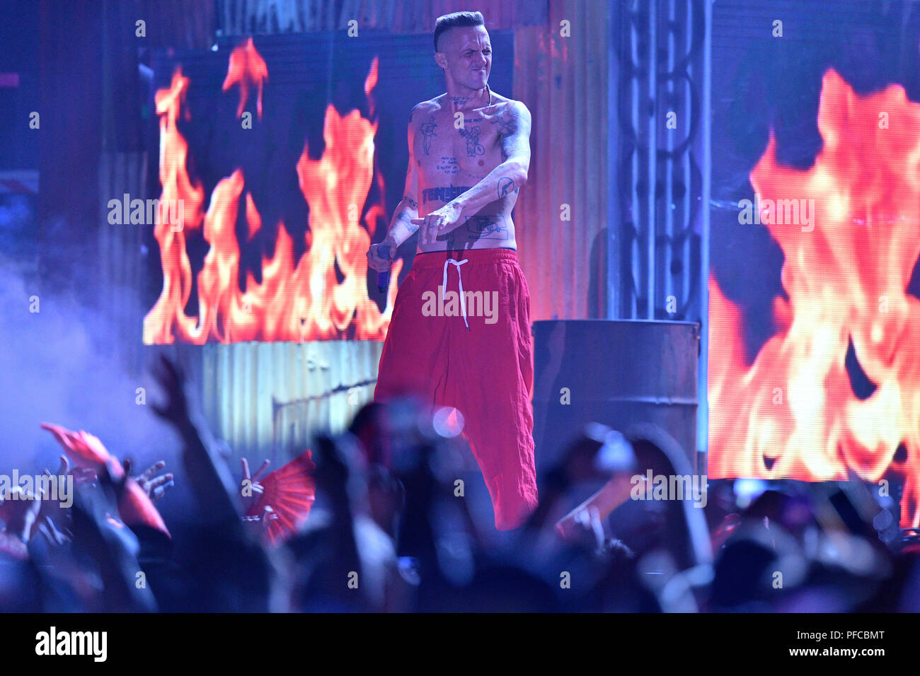 Prague, République tchèque. 20e Août, 2018. Singer Watkin Tudor Jones (Ninja) exécute pendant un concert de la bande sud-africain Die Antwoord, à Prague, en République tchèque, le 20 août 2018. Credit : Michal Kamaryt/CTK Photo/Alamy Live News Banque D'Images