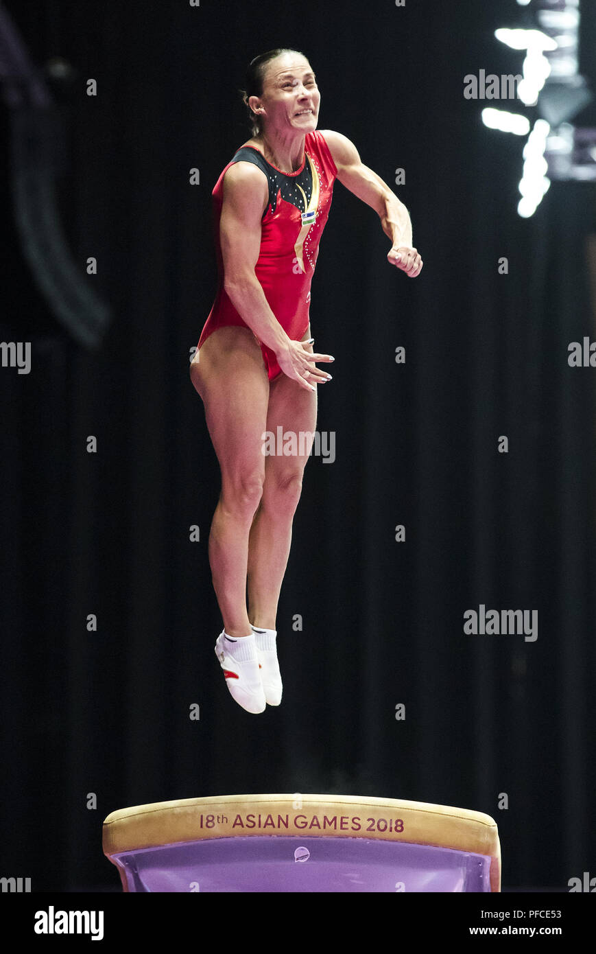 Jakarta. Août 21, 2018. Oksana Chusovitina de l'Ouzbékistan est en concurrence lors de sa compétition de gymnastique artistique aux Jeux asiatiques 2018 à Jakarta, Indonésie le 21 août 2018. Credit : Zhu Wei/Xinhua/Alamy Live News Banque D'Images