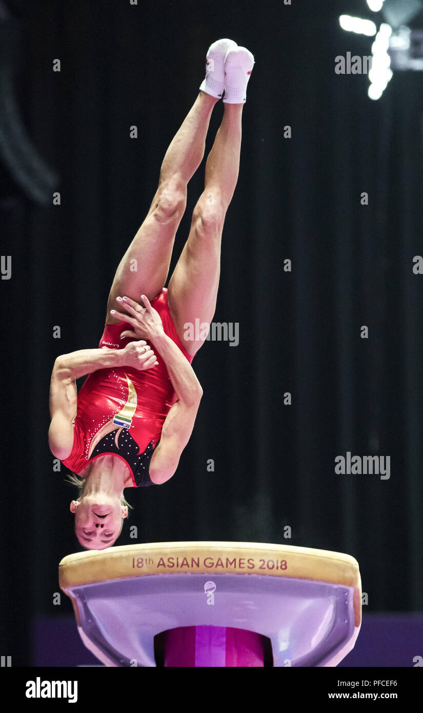 (180821) -- JAKARTA, 21 août 2018 (Xinhua) -- L'Ouzbékistan Oksana Chusovitina participe au cours de sa compétition de gymnastique artistique aux Jeux asiatiques 2018 à Jakarta, Indonésie le 21 août 2018.(Xinhua/Zhu Wei) Banque D'Images