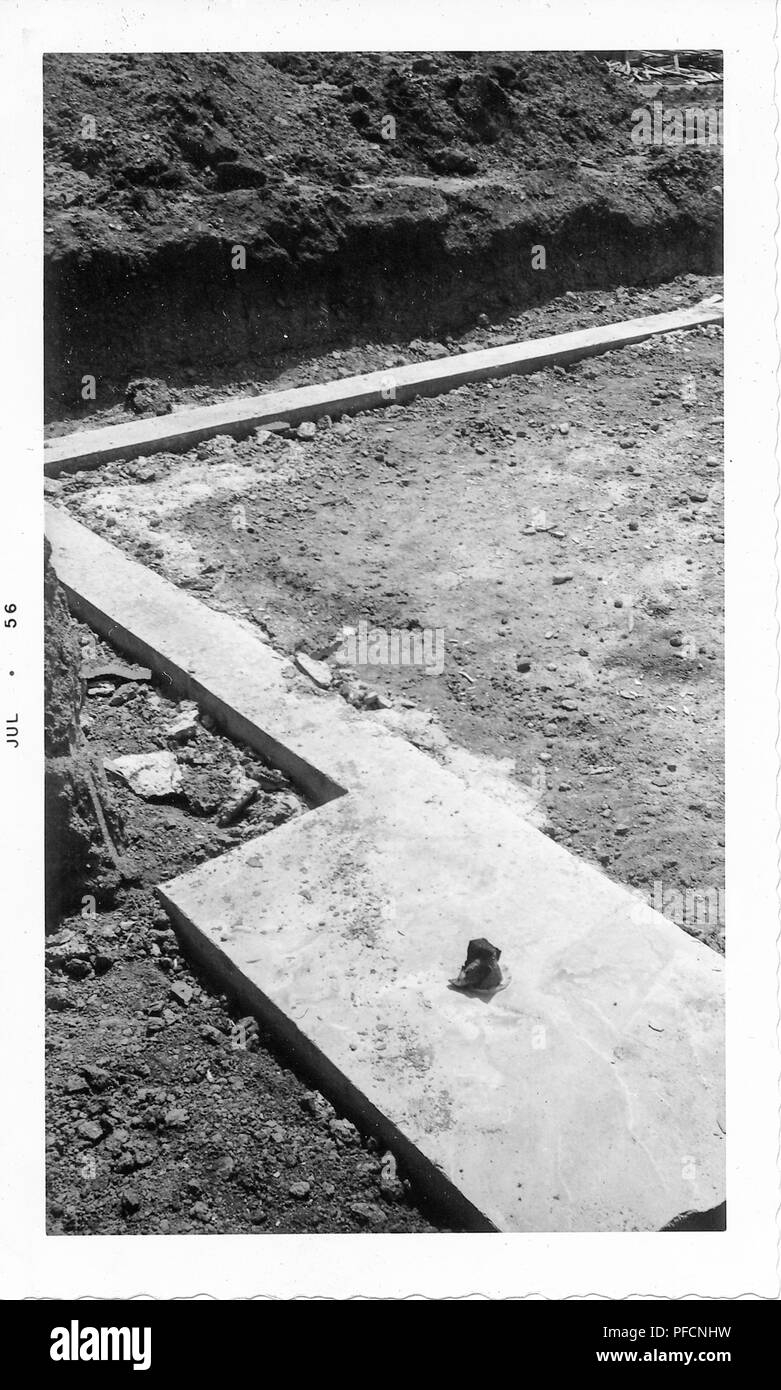 Photographie noir et blanc, montrant un site de construction, avec un élément de fondation en béton, la saleté et les débris de construction, probablement photographié dans l'Ohio, Juillet, 1956. () Banque D'Images
