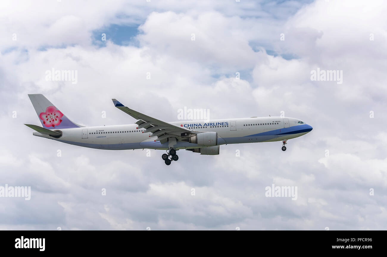 Avion de passagers de l'Airbus A330 de la compagnie China Airlines survoler les zones urbaines se préparer à l'atterrissage à l'Aéroport International de Tan Son Nhat Banque D'Images