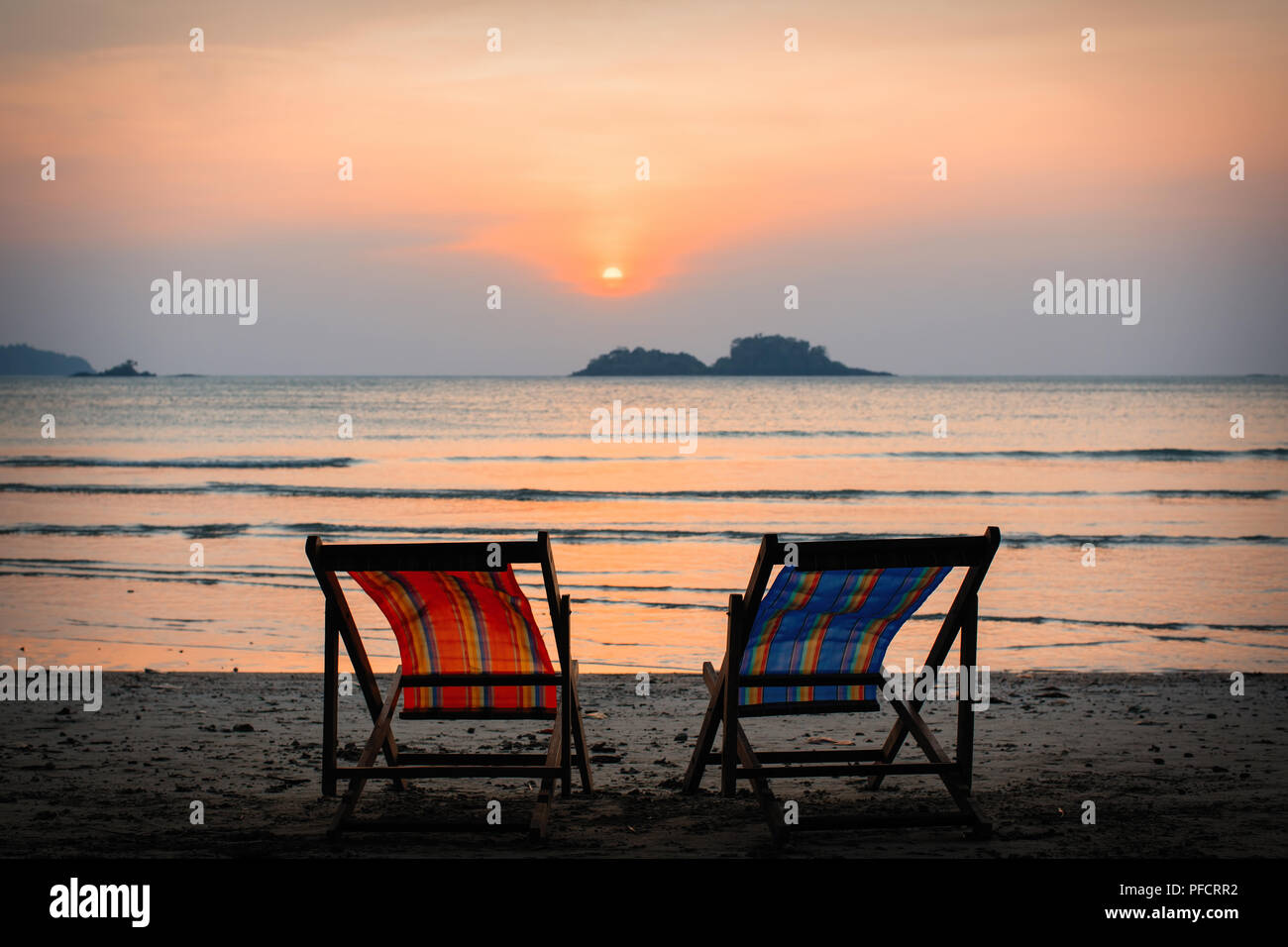 Chaises longues sur la plage de la mer le soir. Banque D'Images
