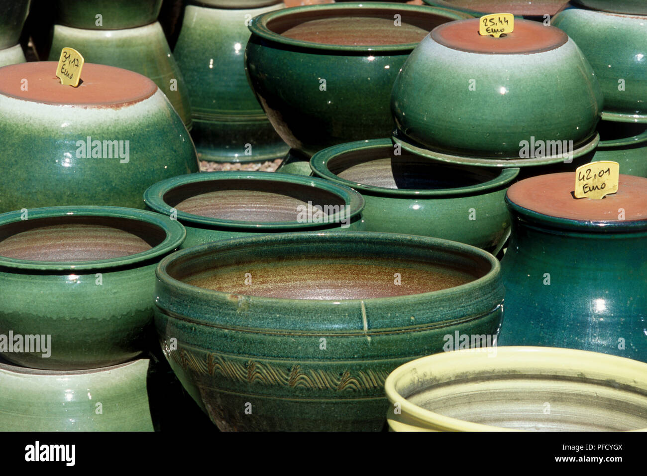 France, Normandie, Noron-la-Poterie, Atelier c ?ramique Turgis, le sel  artisanal poterie-glaze sur l'affichage Photo Stock - Alamy