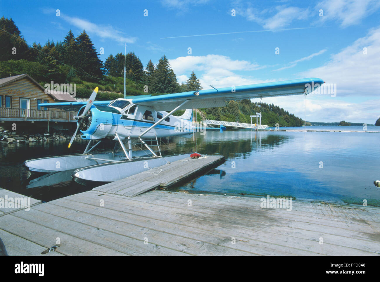 USA, Alaska, l'île Kodiak, d'un hydravion sur l'eau dans le port, vue latérale Banque D'Images