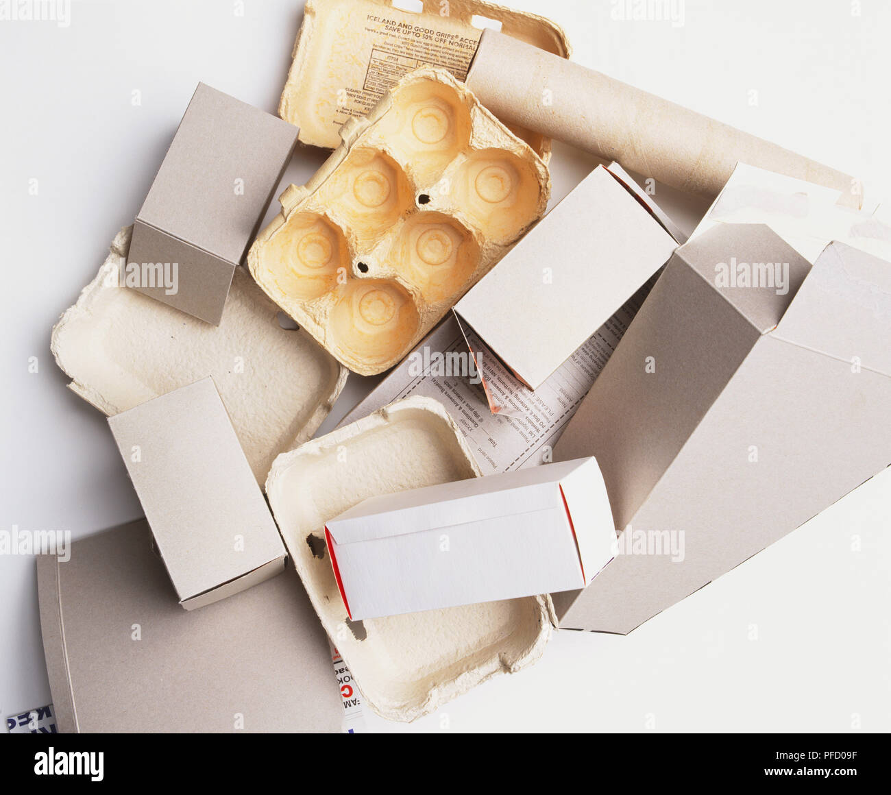 Pile de boîtes en carton, plateaux à œufs, rouleau cuisine bouteilles, cartons et journaux, vue de face. Banque D'Images