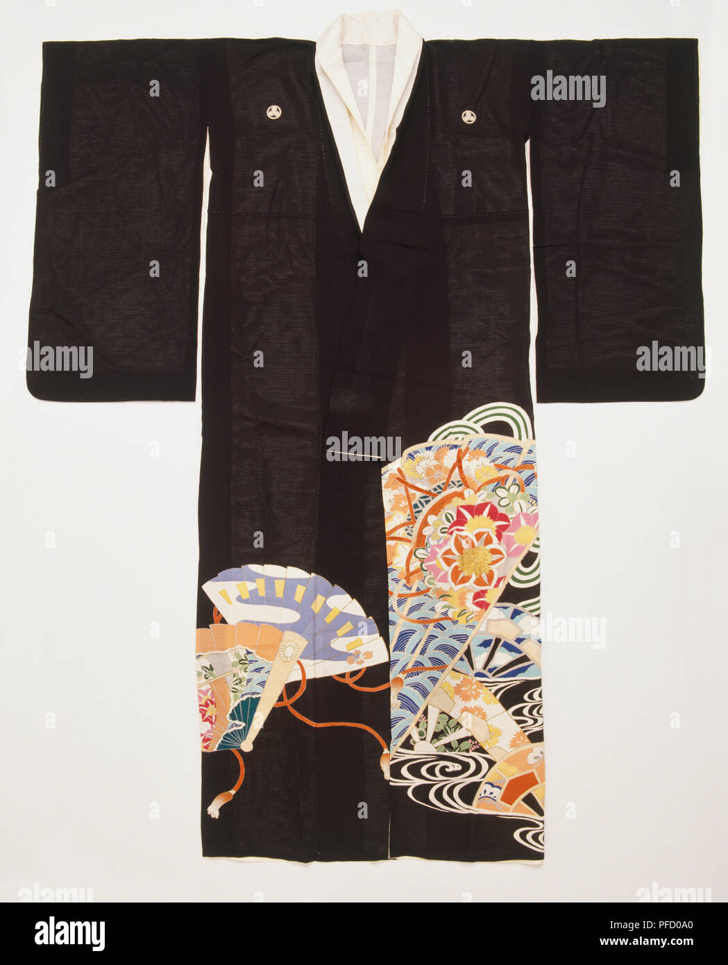 Kimono de soie noire, vue de face. Banque D'Images