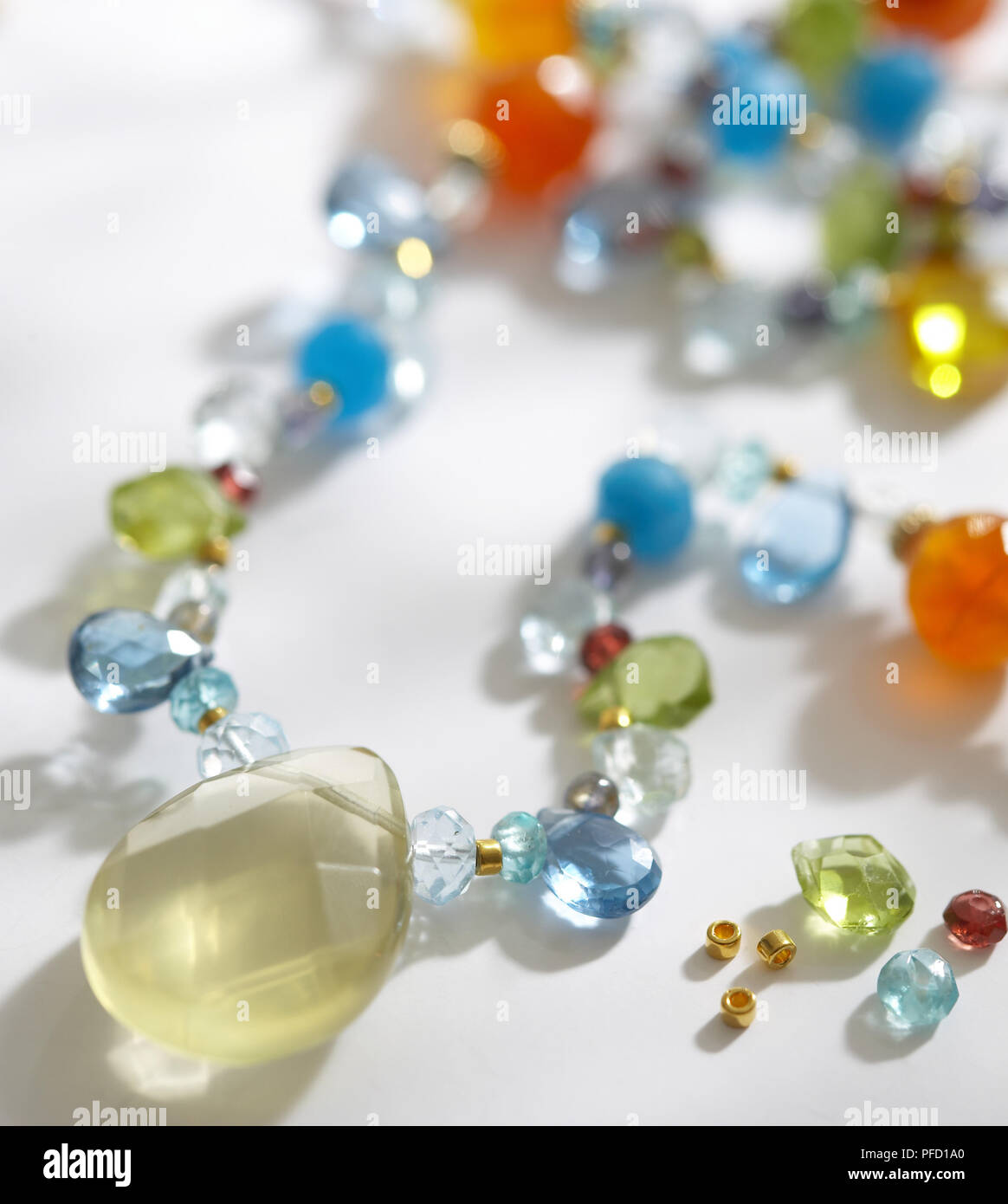 Collier de perles à facettes, composé d'un quartz citron briolette,  assortiment de petites gouttes briolette perles rondes, billes, rondell,  cornaline, perles de rocailles de couleur or, l'entretoise de couleur or  perles, perles