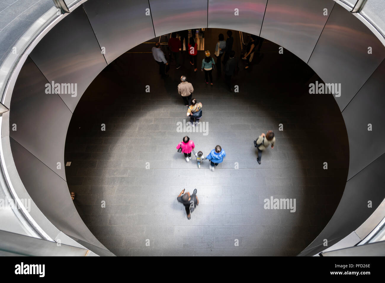 Les passagers en marche de la station de métro Fulton Center à New York City Banque D'Images