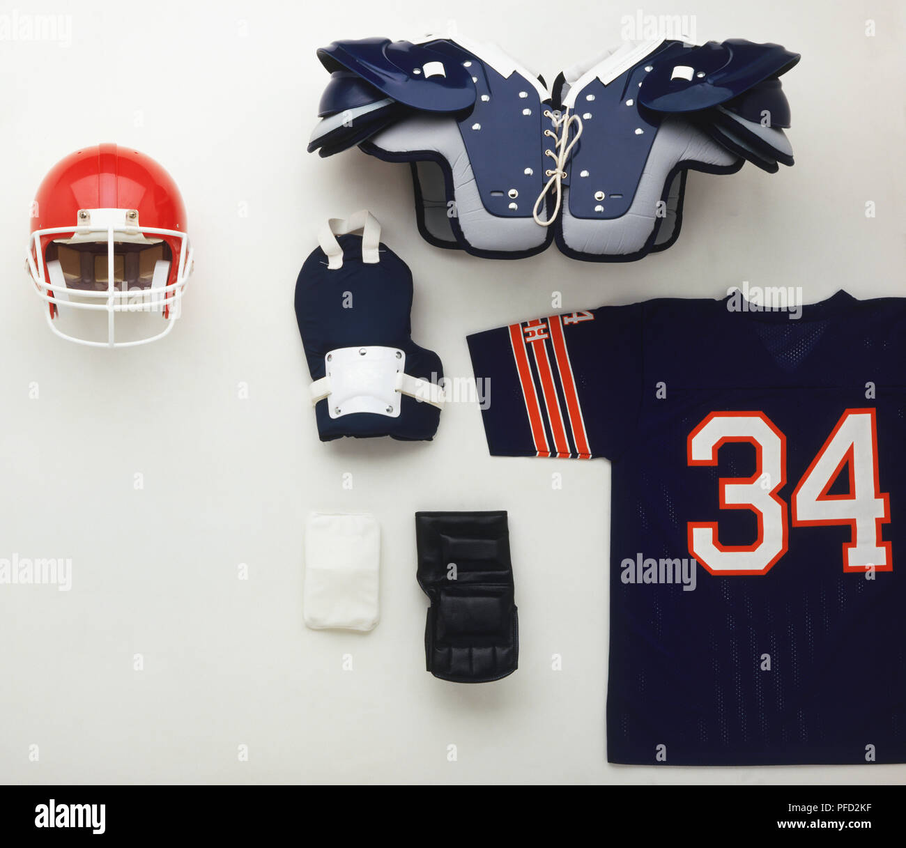 Uniforme de football américain, y compris d'épaulières, coudières, casque et shirt Banque D'Images
