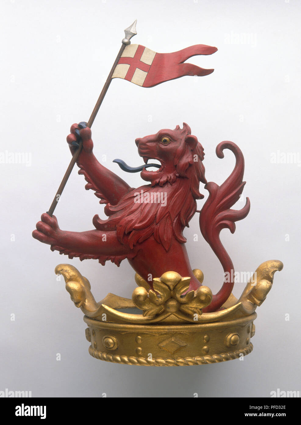 Le duc de Wellington's Crest, red lion tenant un fanion de St George, émergeant de couronne d'or Banque D'Images