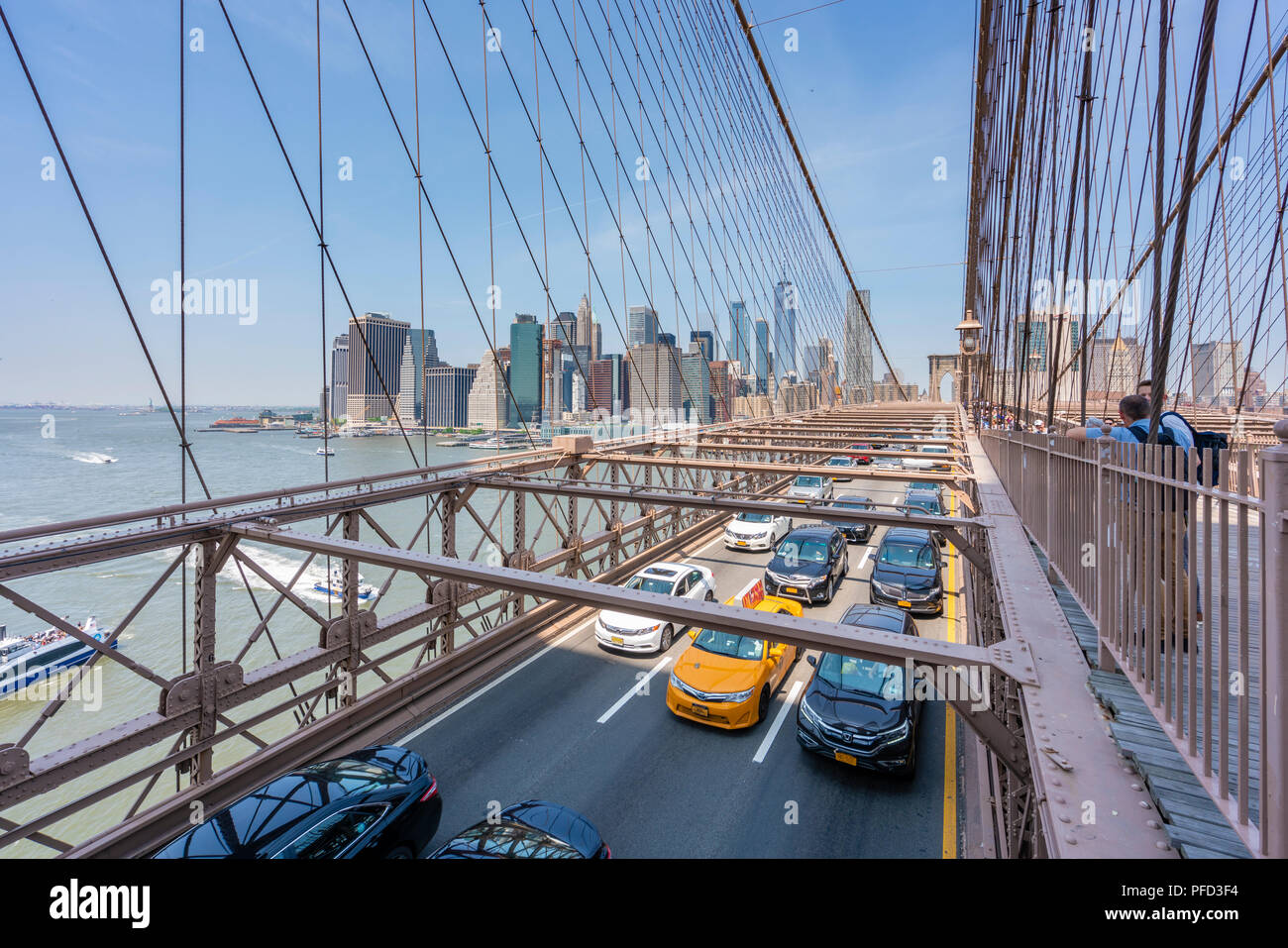 Le trafic sur le pont de Brooklyn à New York City Banque D'Images