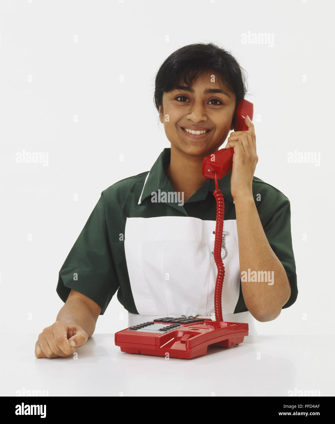 Femme en uniforme de l'infirmière au téléphone smiling Banque D'Images