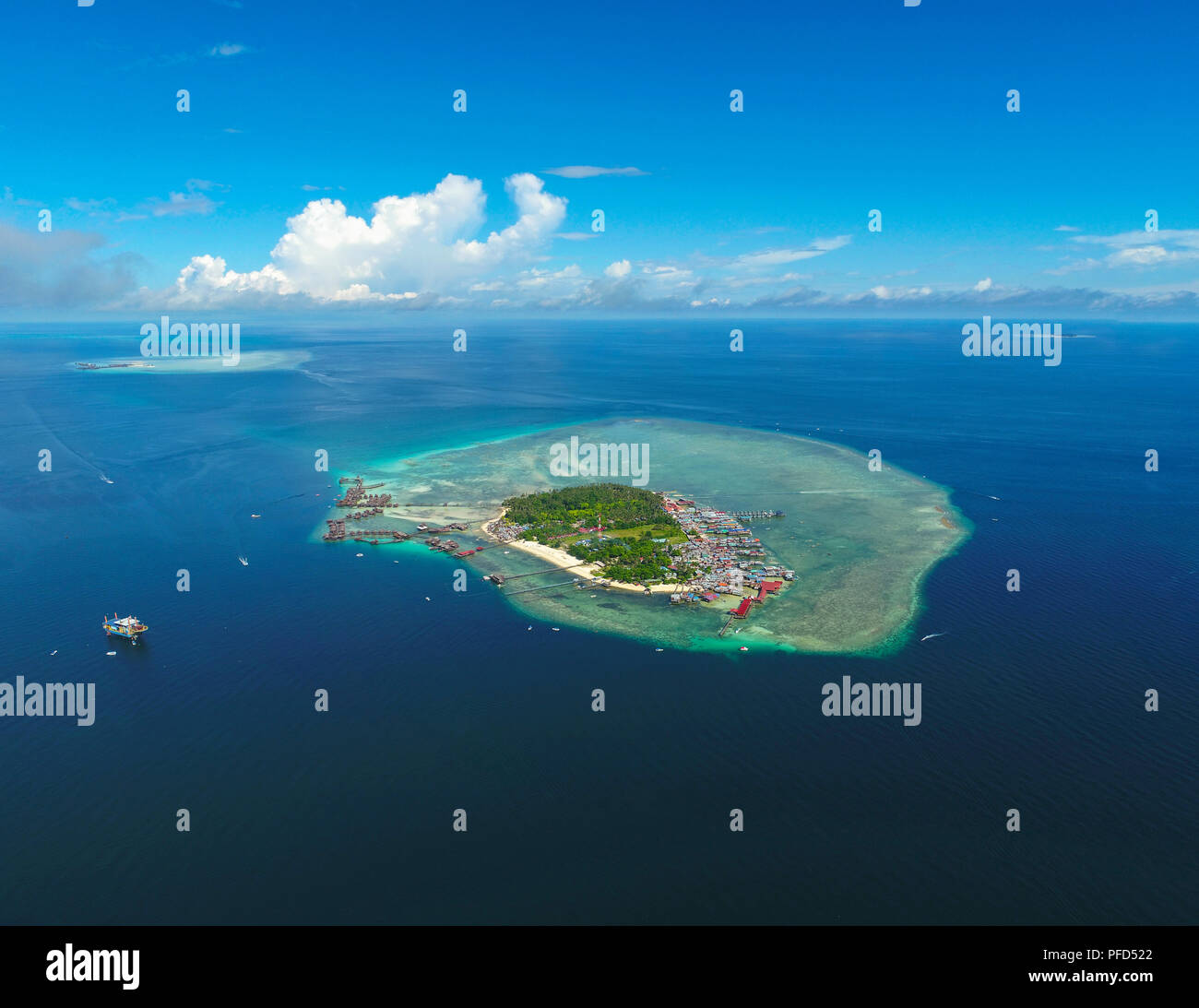 Drone photo de l'île de Sipadan Mabul, Kapalai & avec en arrière-plan, Sabah, Bornéo Malaisien Banque D'Images