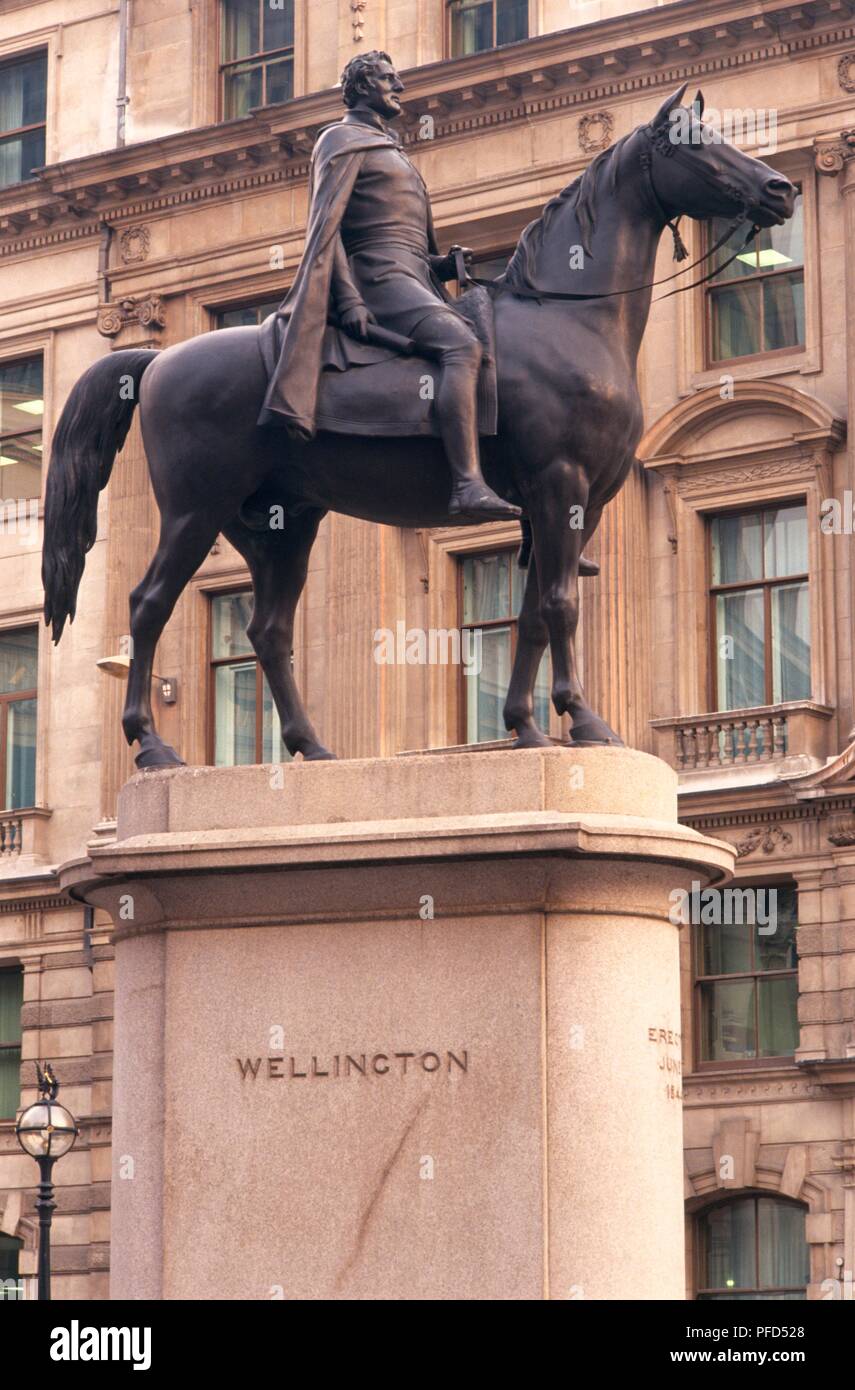 La Grande-Bretagne, l'Angleterre, Londres, ville de Londres, la statue du duc de Wellington sur le cheval, en dehors de la Royal Exchange Banque D'Images