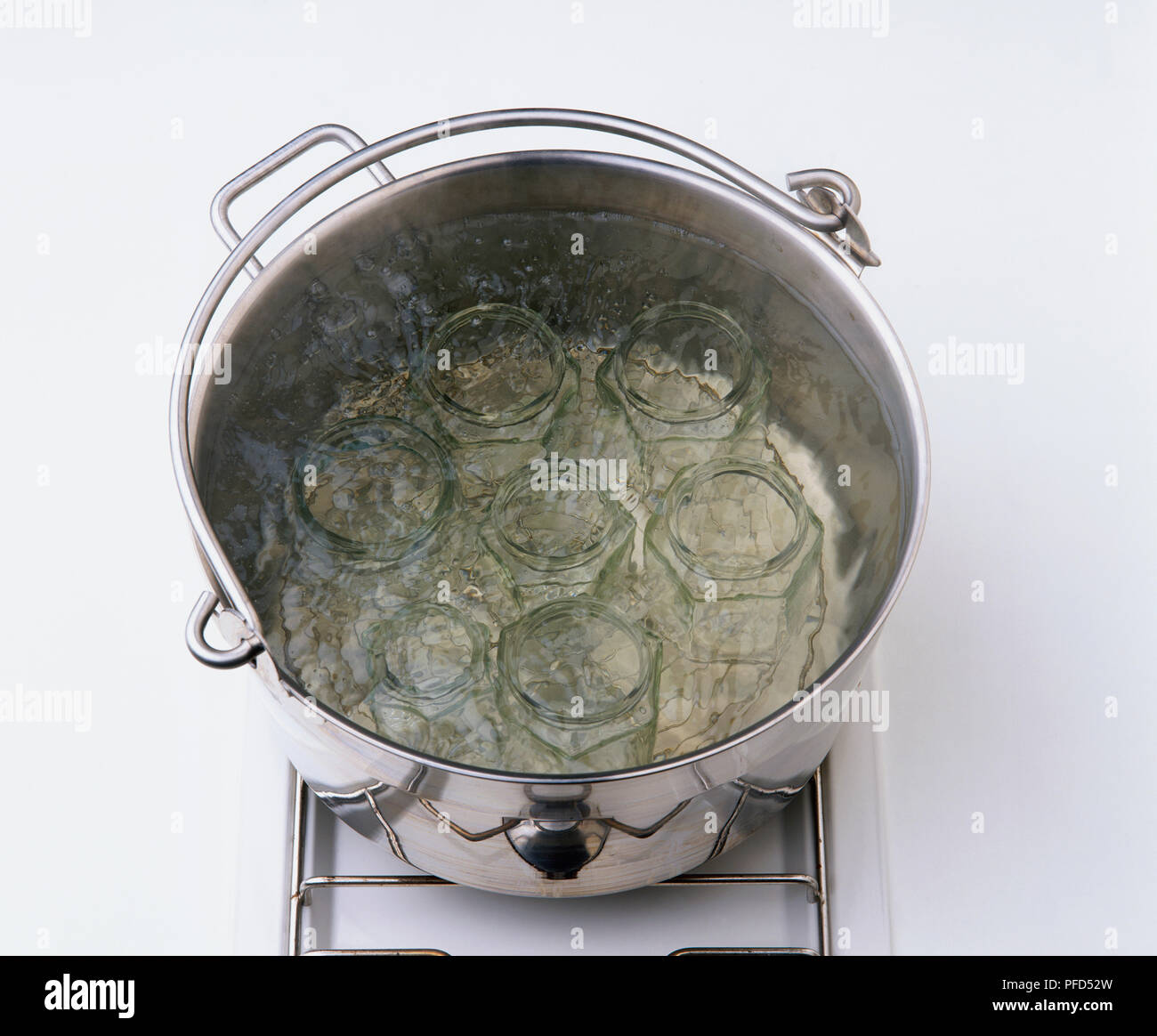 À stériliser les bocaux dans la casserole d'eau bouillante, à utiliser pour  faire de la confiture, high angle view Photo Stock - Alamy