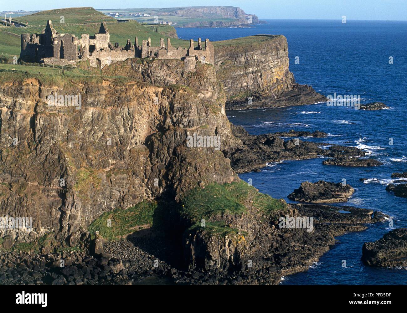L'Irlande du Nord, le comté d'Antrim, ruines du 13 siècle le château de Dunluce en haut d'une falaise Banque D'Images