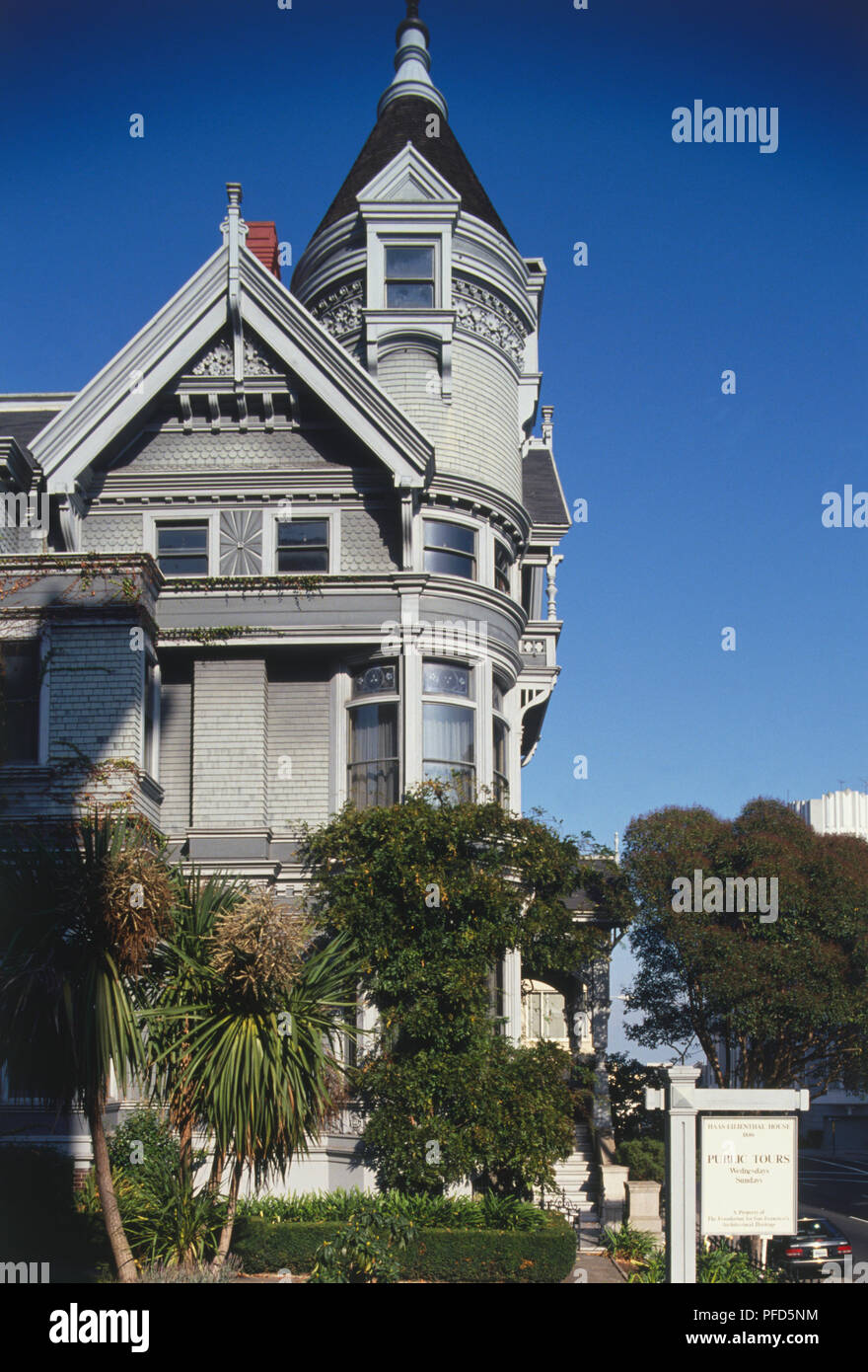 États-unis, Californie, San Francisco, Pacific Heights, Haas-Lilienthal House, Manoir de style Queen Anne en bois avec des pignons, tour d'angle circulaire et ornementation luxuriante, vue de face. Banque D'Images