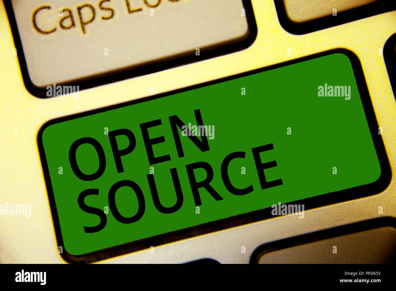 Texte de l'écriture l'écriture l'Open Source. Sens Concept désignant un  logiciel qui code source original librement disponible green key clavier  Intention creat Photo Stock - Alamy