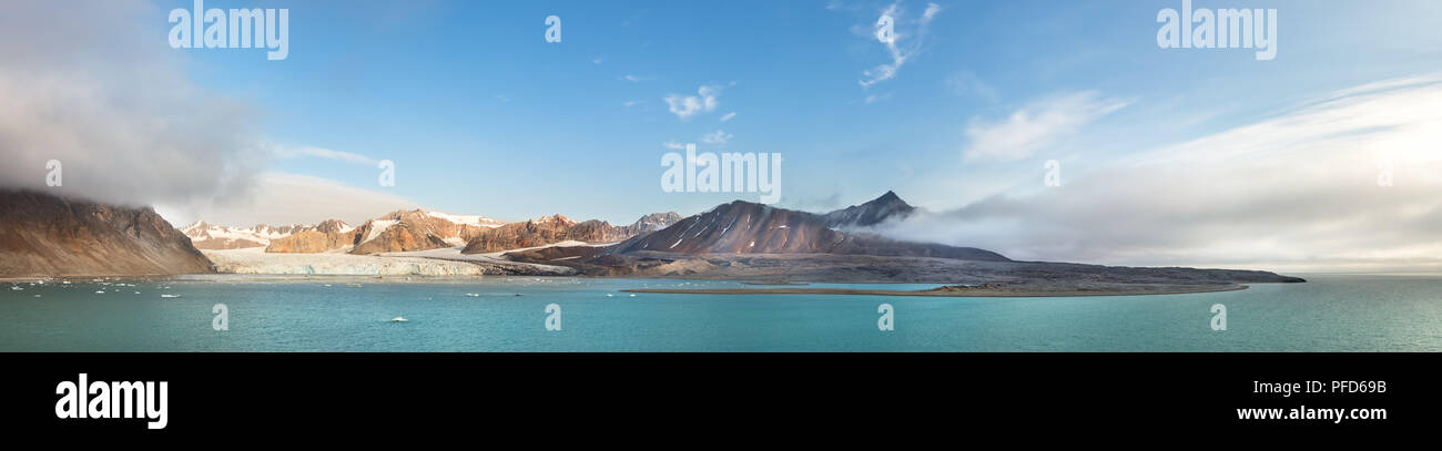 Vue panoramique sur le Glacier 14 Juillet ou Fjortende Julibreen aussi connu sous le nom et 14 Juli Bukta à Svalbard, Norvège en été. Banque D'Images