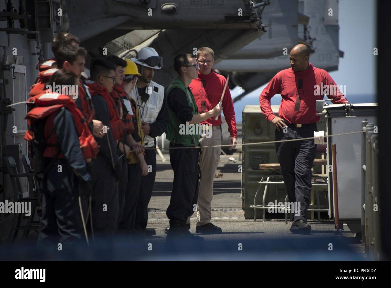 5ème ZONE DES OPÉRATIONS DE LA FLOTTE (8 juin 2018) Les marins ont tendance le téléphone-et-distance sur la ligne d'envol du Wasp-classe d'assaut amphibie USS Iwo Jima (DG 7) au cours d'un ravitaillement en mer avec la reconstitution de la flotte oiler USNS Big Horn (T-AO 198), 8 juin 2018. Iwo Jima, homeported à Mayport, en Floride, est le déploiement de la 5e flotte américaine zone d'opérations à l'appui d'opérations de sécurité maritime de rassurer les alliés et partenaires, et de préserver la liberté de navigation et la libre circulation du commerce dans la région. Banque D'Images