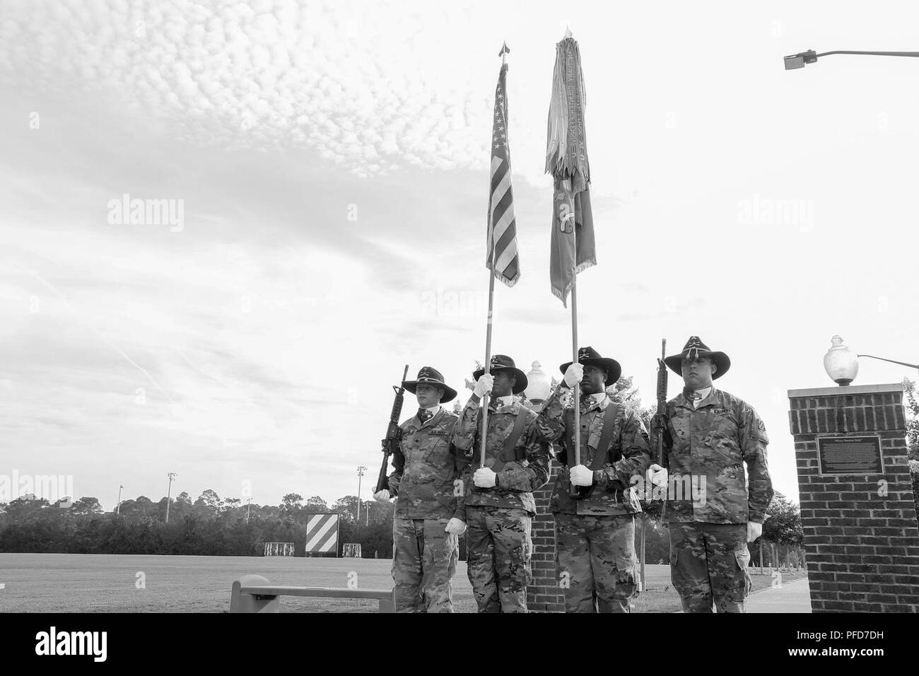 La couleur de l'équipe de la Garde côtière canadienne 6e Escadron, 8e régiment de cavalerie blindée, 2e Brigade Combat Team, 3e Division d'infanterie, effectue une inspection avant d'une cérémonie de passation de commandement le 6 juin à Fort Stewart, GA, l'adoption de la couleurs du bataillon signifie un transfert formel de l'autorité et de la responsabilité du commandant sortant de l'incoming. Une tradition aussi ancienne que l'armée, il fait en sorte que les soldats ne sont jamais laissés sans commande et l'orientation. Banque D'Images