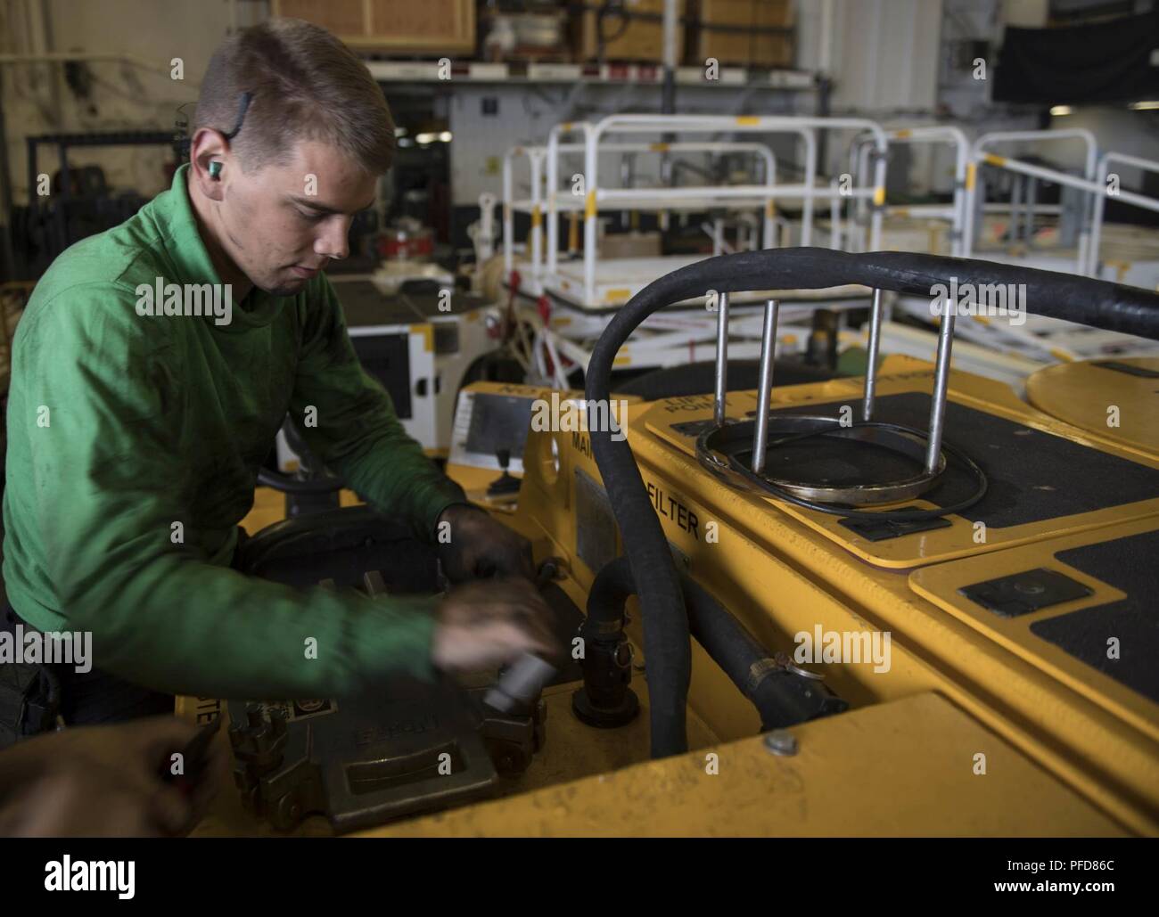 Océan Pacifique (6 juin 2018) Technicien d'équipement de soutien à l'Aviation 2e classe Edward Taylor s'occupe de l'entretien d'un système de nettoyage mobile récupérer recycler (MCRRS) dans la zone de la classe Wasp de navire d'assaut amphibie USS Essex (DG 2) pendant un exercice de formation composite (COMPTUEX). COMPTUEX est le dernier exercice de pré-déploiement qui certifie l'Essex combiné Groupe amphibie et 13e Marine Expeditionary Unit ses capacités à mener des opérations militaires en mer et à terre d'un projet au cours de leur déploiement à venir à l'été 2018. Banque D'Images