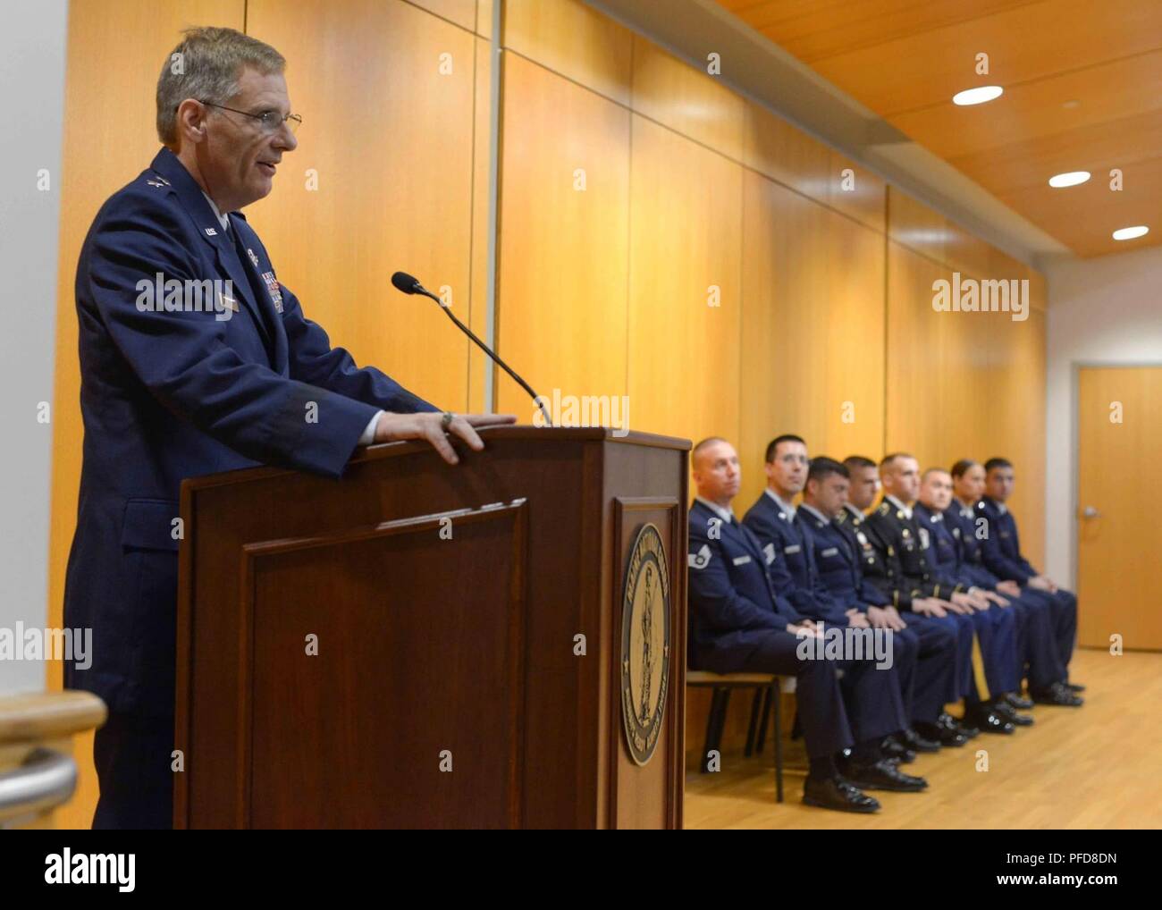 L'adjudant général du Maine, le Maj Gen Douglas Farnham adresse à l'auditoire au cours de la 2018 aviateurs de l'année et Meilleur Camp Guerrier Cérémonie, Chamberlain, Augusta, ME, 6 juin 2018. Six aviateurs et 2 soldats ont été reconnus comme faisant partie de la cérémonie. Banque D'Images