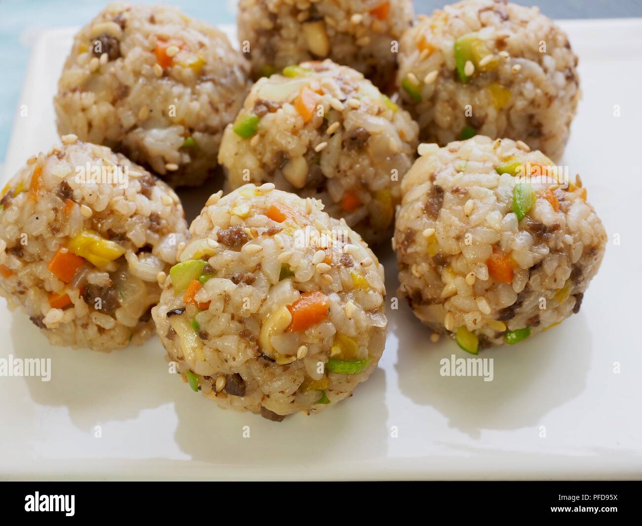 La nourriture asiatique boeuf et légumes boulettes de riz et de radis marinés Banque D'Images