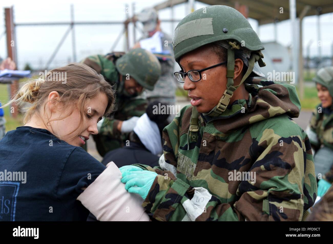 48e Groupe médical aviateurs traiter les patients avec des blessures simulées à la suite d'un scénario d'un grand nombre de blessés au cours d'un exercice de préparation à la Royal Air Force Lakenheath, Angleterre, le 4 juin 2018. Aviateurs du 192e Groupe médical, Virginia Air National Guard, appuyé l'exercice en participant en tant que joueurs pendant plusieurs scénarios. Banque D'Images