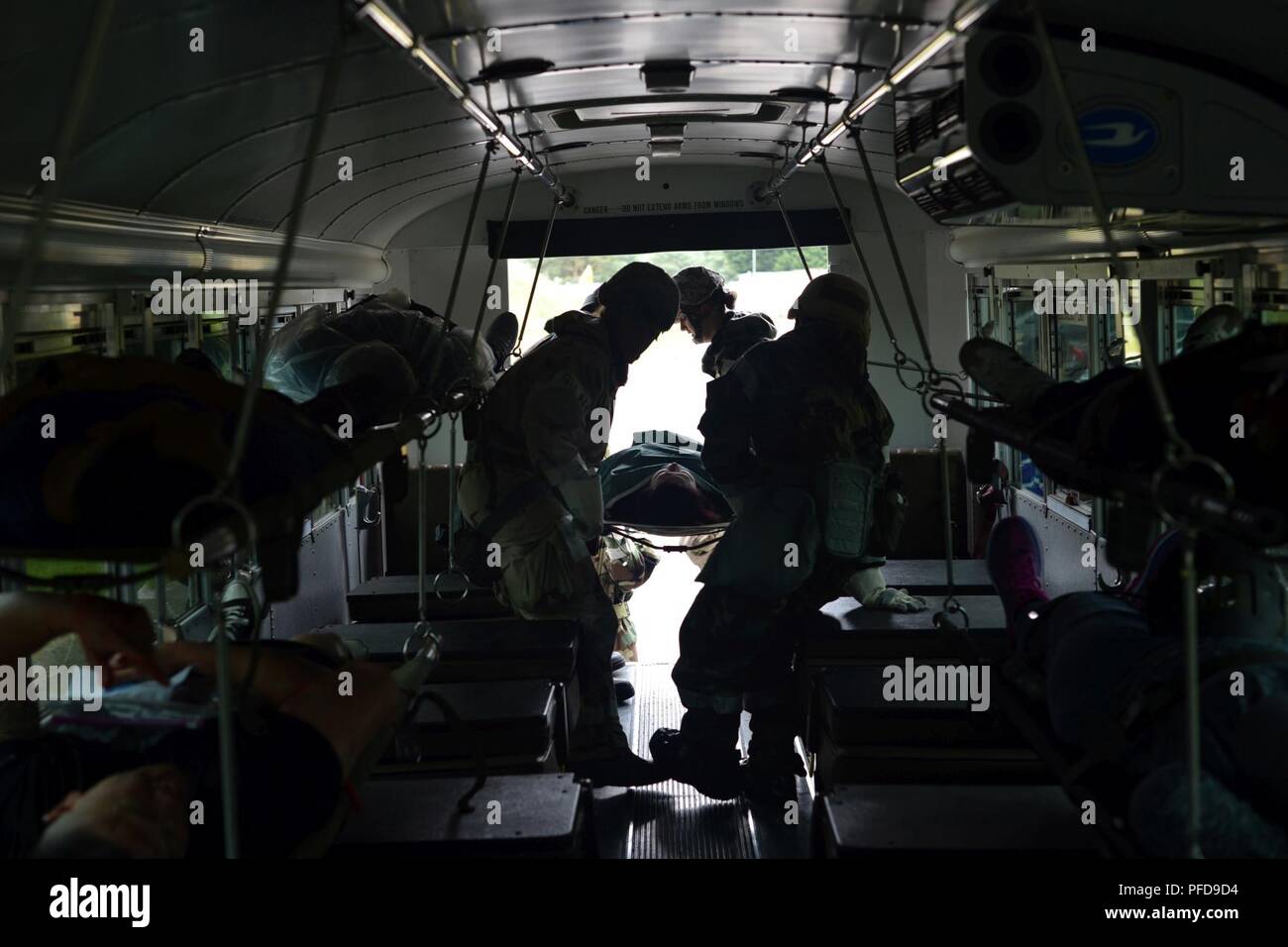 48e Groupe médical aviateurs se préparent à transporter les patients atteints de blessures simulées à la suite d'un scénario d'un grand nombre de blessés au cours d'un exercice de préparation à la Royal Air Force Lakenheath, Angleterre, le 4 juin 2018. Aviateurs du 192e Groupe médical, Virginia Air National Guard, appuyé l'exercice en participant en tant que joueurs pendant plusieurs scénarios. Banque D'Images