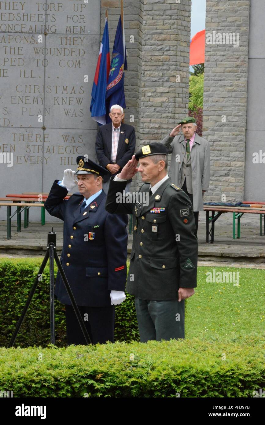 La composante terrestre de l'armée belge, le Colonel Eric Marotte dépose une couronne pour le mémoire et le 73e anniversaire de la Victoire en Europe cérémonie à l'Mardasson Memorial à Bastogne, Belgique, 1 juin 2018. Banque D'Images