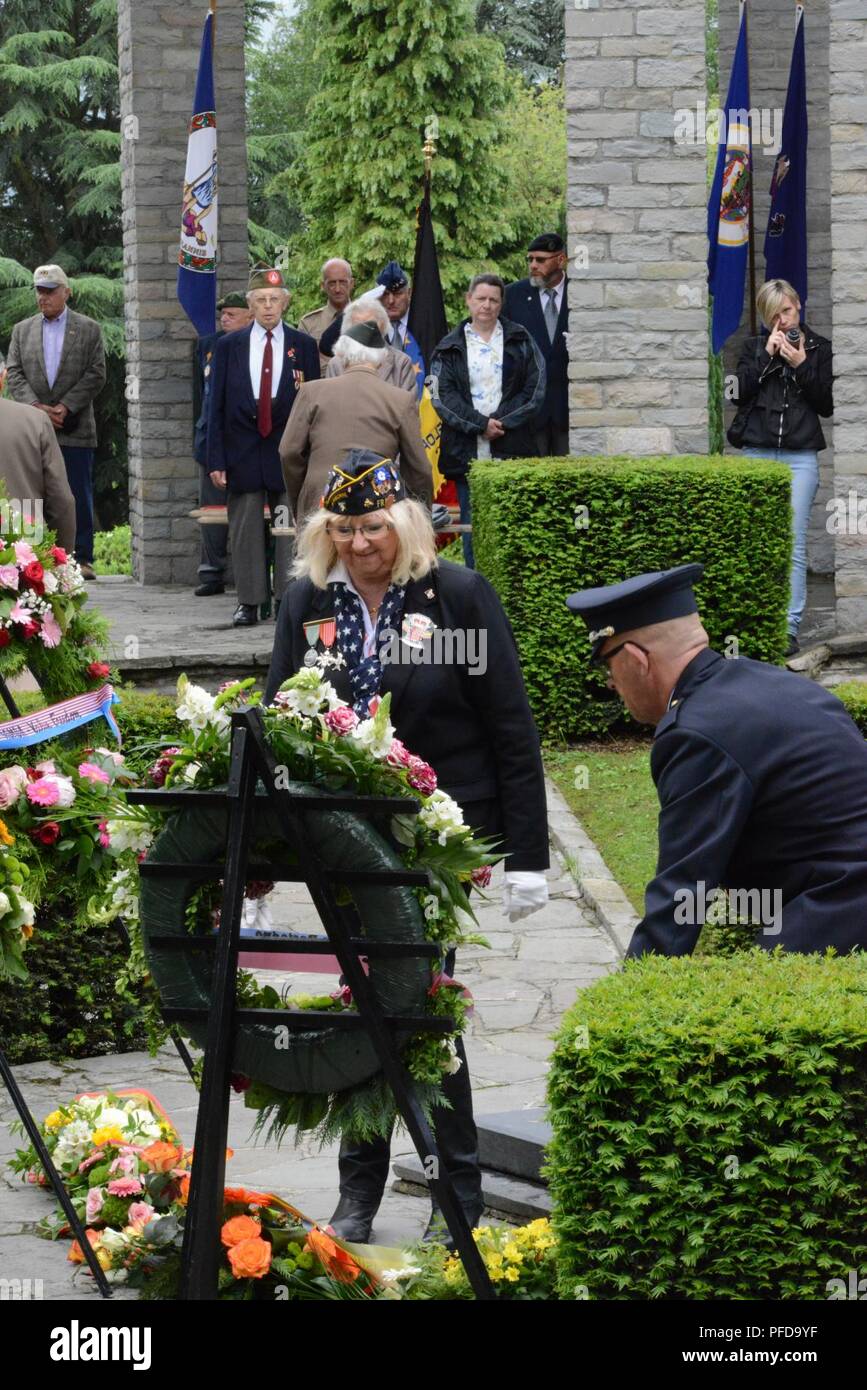Marie-Jeanne aiguise salue au nom de la fraternité du 12e Bataillon de Fusiliers au cours de la mémoire et le 73e anniversaire de la Victoire en Europe cérémonie à l'Mardasson Memorial à Bastogne, Belgique, 1 juin 2018. Banque D'Images