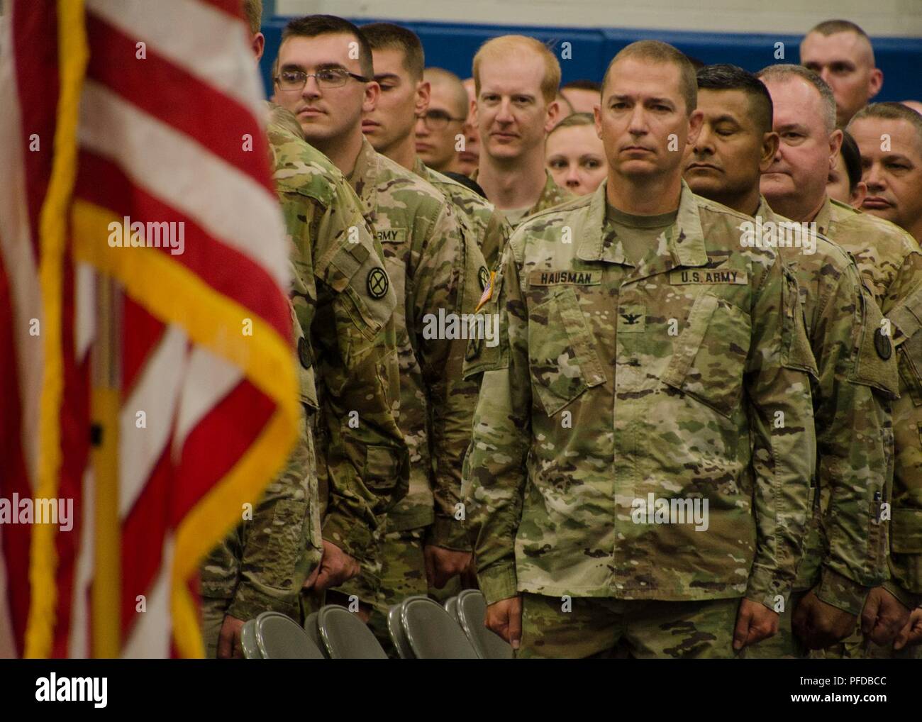 Les soldats de la Garde nationale armée du Missouri affectés au siège de l'entreprise et de l'Administration centrale, 35e Brigade d'aviation de combat (CAB), de Boone, Mo., support pour l'interprétation de l'hymne national lors de leur départ à la State Fair Community College Salle polyvalente, 9 juin 2018. La 35e CAB est situé à déployer sur le Moyen-Orient à l'appui de l'opération Bouclier spartiate et de fonctionnement inhérents à résoudre. Banque D'Images