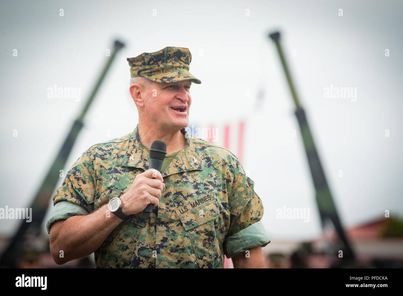 Le colonel du Corps des Marines américain Christopher S. Dowling, chef d'état-major de la 1ère Division de marines (MARDIV), prononce une allocution lors d'une cérémonie de passation de commandement du 3e Bataillon d'assaut amphibie (AABN), 1er MARDIV, au Marine Corps Base Camp Pendleton, en Californie, le 1 juin 2018. La cérémonie a eu lieu dans une forme de transfert de l'autorité et la responsabilité du Lieutenant-colonel William E. O'Brien au lieutenant-colonel Keith C. comme Brenize le commandant du 3e AABN. Banque D'Images