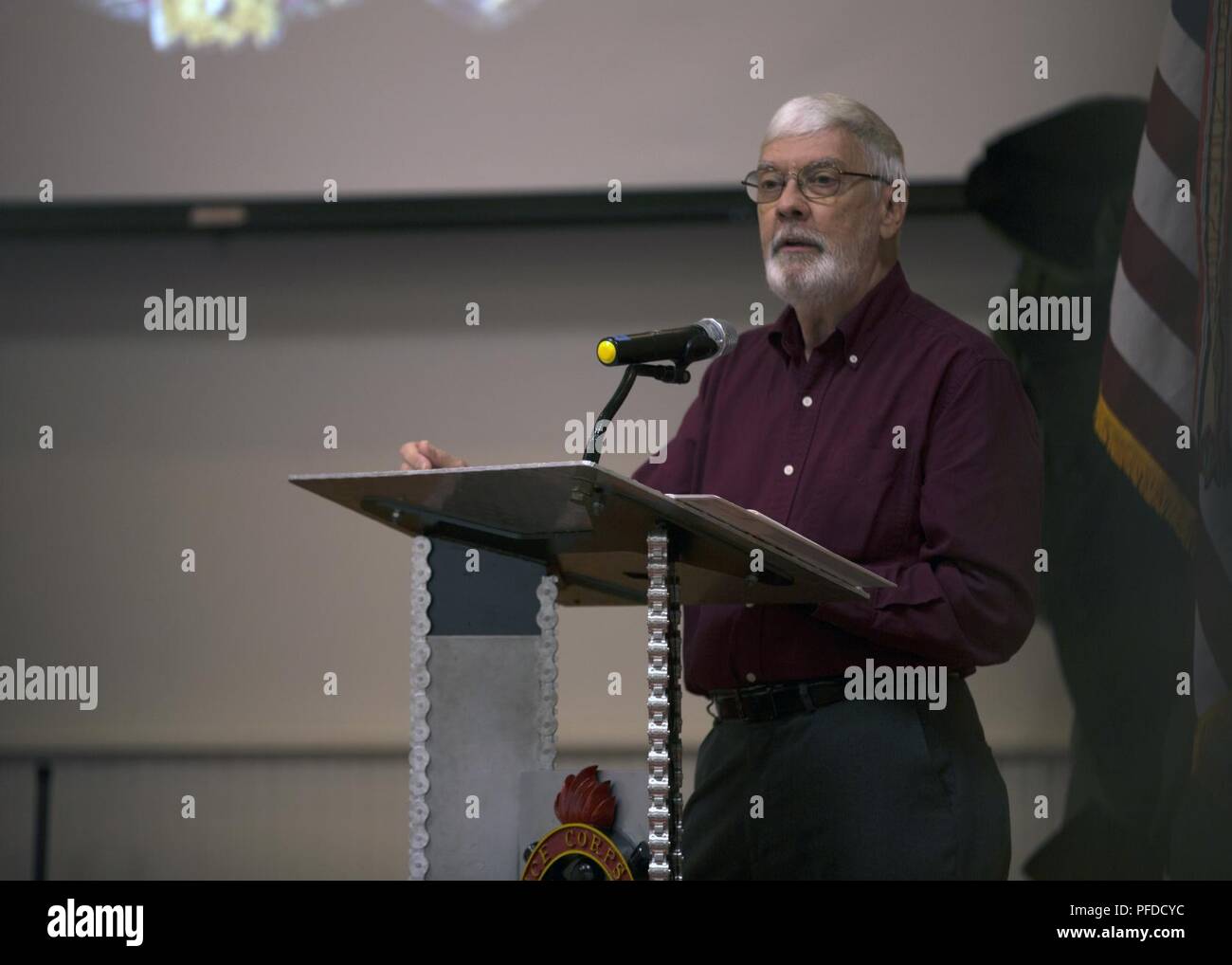Le Lieutenant-colonel à la retraite Robert "Bob" Leiendecker, historien à l'EOD National Association, donne un discours lors de la cérémonie d'ouverture de la 2018 Creuset explosées à Fort AP Hill, en Virginie, le 3 juin 2018. Des explosifs et munitions (NEM) les équipes sont évaluées sur les opérations et les tâches requises pour fournir un appui à l'EOD terre unifiée pour éliminer et/ou réduire les menaces explosives. L'Ordnance creuset est conçu pour tester les soldats d'équipe et l'esprit critique qu'ils appliquent des solutions techniques à des problèmes du monde réel l'amélioration de l'état de préparation de la force. Banque D'Images