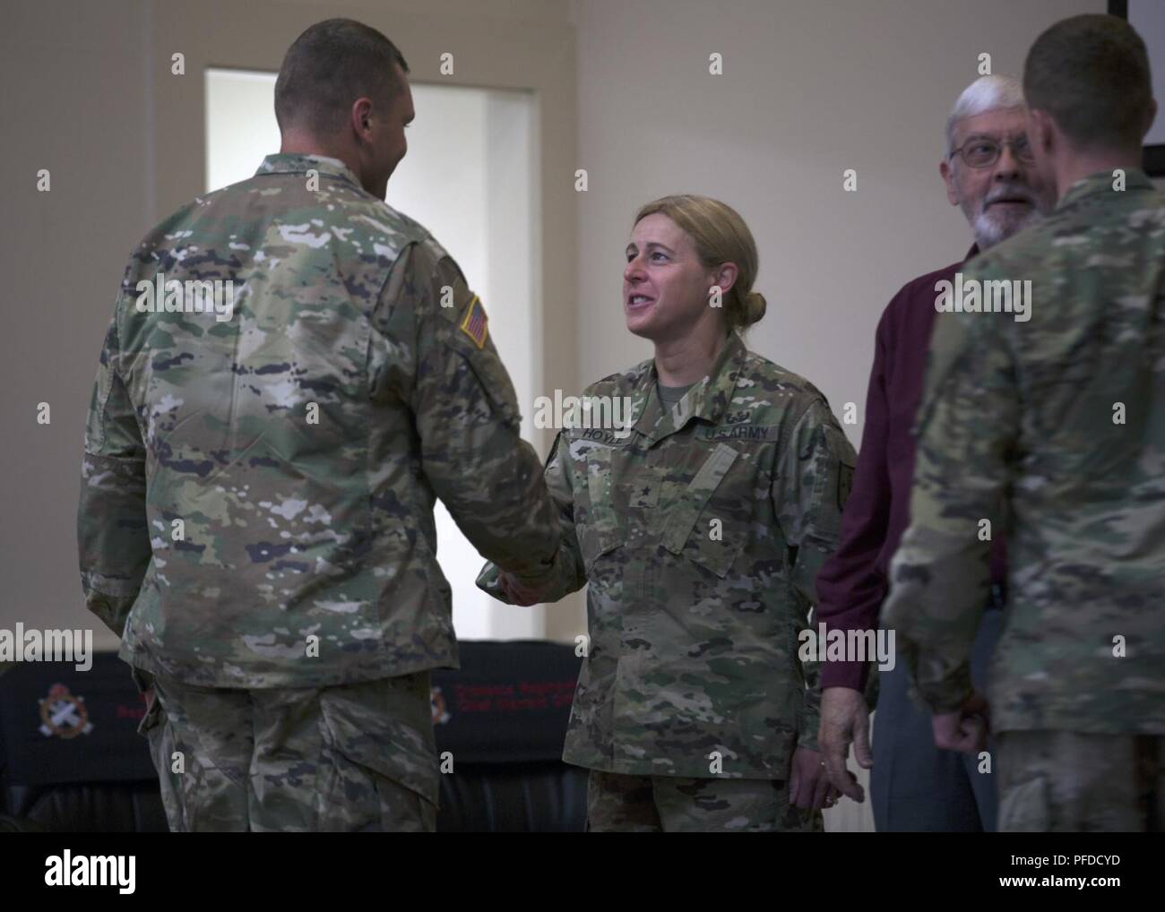 Le brig. Le général Heidi Hoyle, le 41ème chef d'explosées, serre la main d'un concurrent à la cérémonie d'ouverture des magasins à Fort Creuset 2018 AP Hill, en Virginie, le 3 juin 2018. Des explosifs et munitions (NEM) les équipes sont évaluées sur les opérations et les tâches requises pour fournir un appui à l'EOD terre unifiée pour éliminer et/ou réduire les menaces explosives. L'Ordnance creuset est conçu pour tester les soldats d'équipe et l'esprit critique qu'ils appliquent des solutions techniques à des problèmes du monde réel l'amélioration de l'état de préparation de la force. Banque D'Images