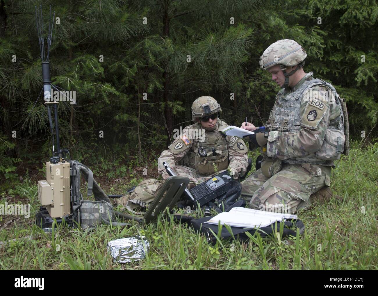(À partir de la droite) Le s.. Joshua Papineau, un chef de l'équipe de neutralisation des explosifs avec la 48e Brigade, 68e chimique Chemical Company, et son collaborateur, le Sgt. Stephen Bardowell, discuter de leur prochain plan d'action au cours de la 2018 Creuset explosées à Fort AP Hill, en Virginie, le 4 juin 2018. Des explosifs et munitions (NEM) les équipes sont évaluées sur les opérations et les tâches requises pour fournir un appui à l'EOD terre unifiée pour éliminer et/ou réduire les menaces explosives . L'Ordnance creuset est conçu pour tester le travail d'équipe des soldats et des habiletés de pensée critique comme ils appliquer solu Banque D'Images