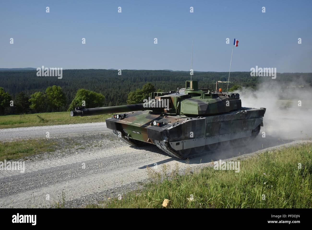 En France, 1er Régiment de Chasseurs (1e régiment de chasseurs) à simuler un produit chimique, biologique, radiologique et nucléaire (CBRN ou d'environnement-E) Lane sur la Leclerc au cours de l'Europe forte, qui s'est tenue au défi du réservoir 7 l'instruction de l'Armée de la commande Zone d'entraînement Grafenwoehr, le 5 juin 2018. L'Europe de l'armée américaine et l'armée allemande co-hôte de la troisième Europe forte Défi Réservoir à Grafenwoehr Secteur d'entraînement, 3 juin - 8, 2018. Banque D'Images