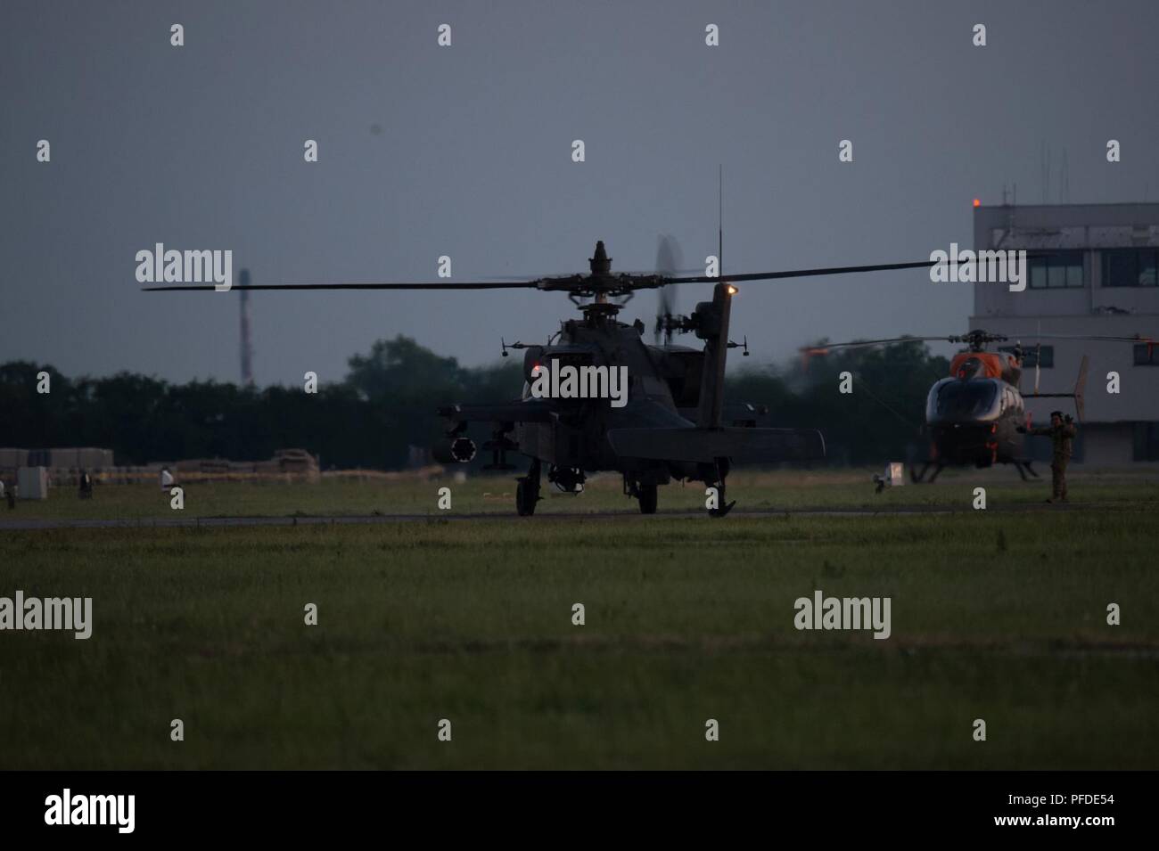 Les hélicoptères Apache AH-64 assigné à la Force Viper 1er Bataillon, 3e Régiment d'aviation, 12e Brigade d'aviation de combat Mener des opérations de nuit à l'aérodrome militaire à Inowroclaw, Pologne pendant la grève 18 Sabre, le 4 juin 2018. Grève de sabre 18 facilite la coopération entre les États-Unis, l'estonien, letton, lituanien, polonais et d'autres pays alliés et les pays partenaires à améliorer la capacité opérationnelle dans une variété de missions. L'exercice prépare les nations participantes et de ses unités pour des opérations futures, tout en renforçant l'alliance de l'OTAN. L'exercice de cette année prévoit 18 000 participants f Banque D'Images