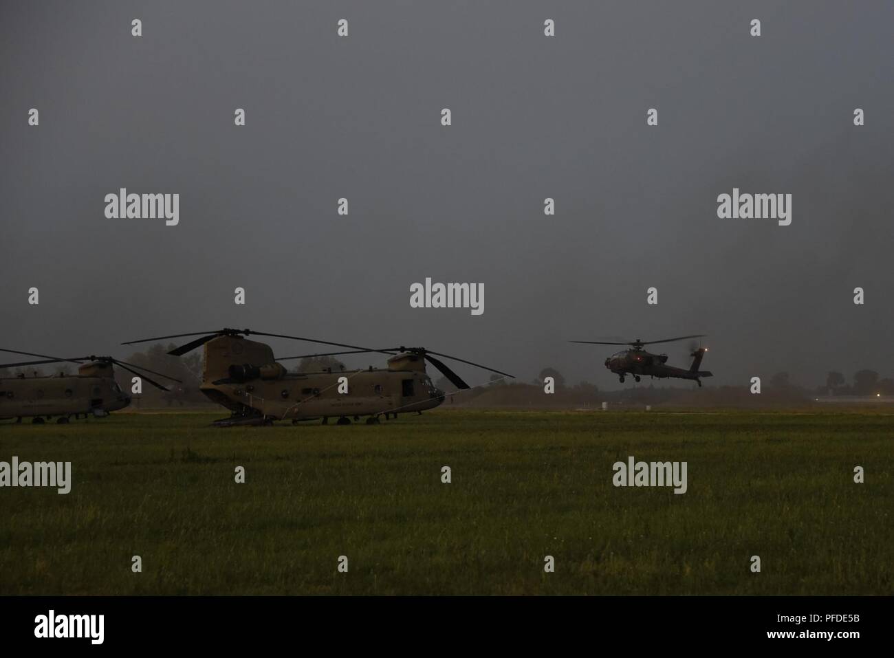 Les hélicoptères Apache AH-64 assigné à la Force Viper 1er Bataillon, 3e Régiment d'aviation, 12e Brigade d'aviation de combat Mener des opérations de nuit à l'aérodrome militaire à Inowroclaw, Pologne pendant la grève 18 Sabre, le 4 juin 2018. Grève de sabre 18 facilite la coopération entre les États-Unis, l'estonien, letton, lituanien, polonais et d'autres pays alliés et les pays partenaires à améliorer la capacité opérationnelle dans une variété de missions. L'exercice prépare les nations participantes et de ses unités pour des opérations futures, tout en renforçant l'alliance de l'OTAN. L'exercice de cette année prévoit 18 000 participants f Banque D'Images