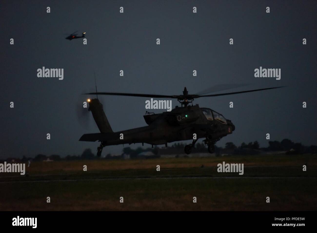 Les hélicoptères Apache AH-64 assigné à la Force Viper 1er Bataillon, 3e Régiment d'aviation, 12e Brigade d'aviation de combat Mener des opérations de nuit à l'aérodrome militaire à Inowroclaw, Pologne pendant la grève 18 Sabre, le 4 juin 2018. Grève de sabre 18 facilite la coopération entre les États-Unis, l'estonien, letton, lituanien, polonais et d'autres pays alliés et les pays partenaires à améliorer la capacité opérationnelle dans une variété de missions. L'exercice prépare les nations participantes et de ses unités pour des opérations futures, tout en renforçant l'alliance de l'OTAN. L'exercice de cette année prévoit 18 000 participants f Banque D'Images