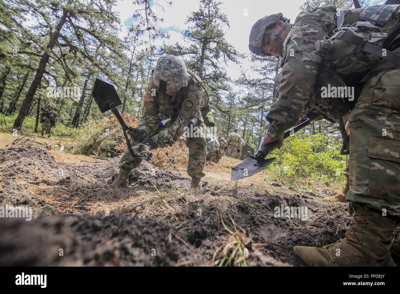 Les soldats de la Garde nationale de l'Armée américaine du New Jersey's 250e Détachement de finances à la pelle vite des positions de combat au cours de la formation sur Joint Base McGuire-Dix-Lakehurst, N.J., le 5 juin 2018. Le 250e Détachement des Finances a reçu une formation en défense de base par des instructeurs de l'armée américaine 174e Brigade d'infanterie. Banque D'Images