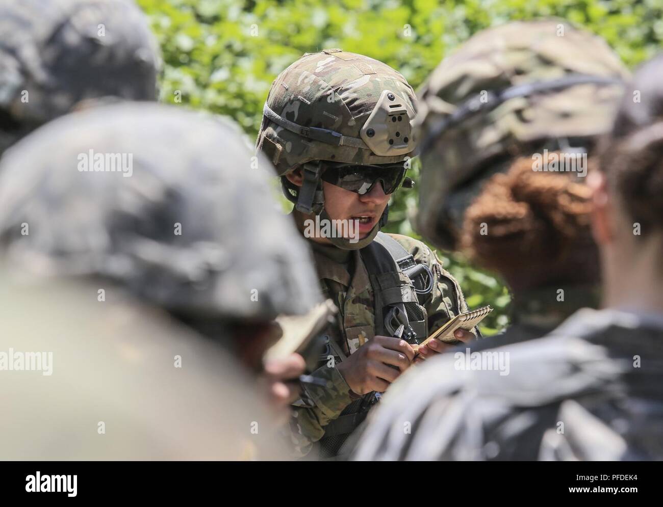 Les soldats de la Garde nationale de l'Armée américaine du New Jersey's 250e Détachement de Finances sont informés sur les objectifs de la mission au cours de la formation sur Joint Base McGuire-Dix-Lakehurst, N.J., le 5 juin 2018. Le 250e Détachement des Finances a reçu une formation en défense de base par des instructeurs de l'armée américaine 174e Brigade d'infanterie. Banque D'Images