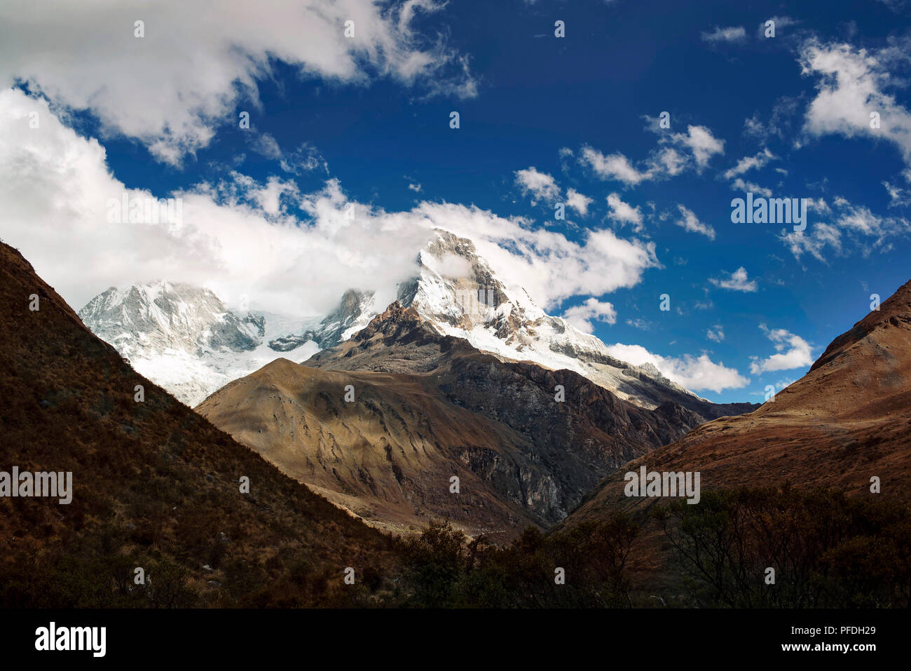 Vue panoramique sur les cimes enneigées du Huascaran (6 768 m), plus haute montagne au Pérou. Cordillera Blanca, Chakraraju, région d'Ancash, au Pérou. Jul 2018 Banque D'Images