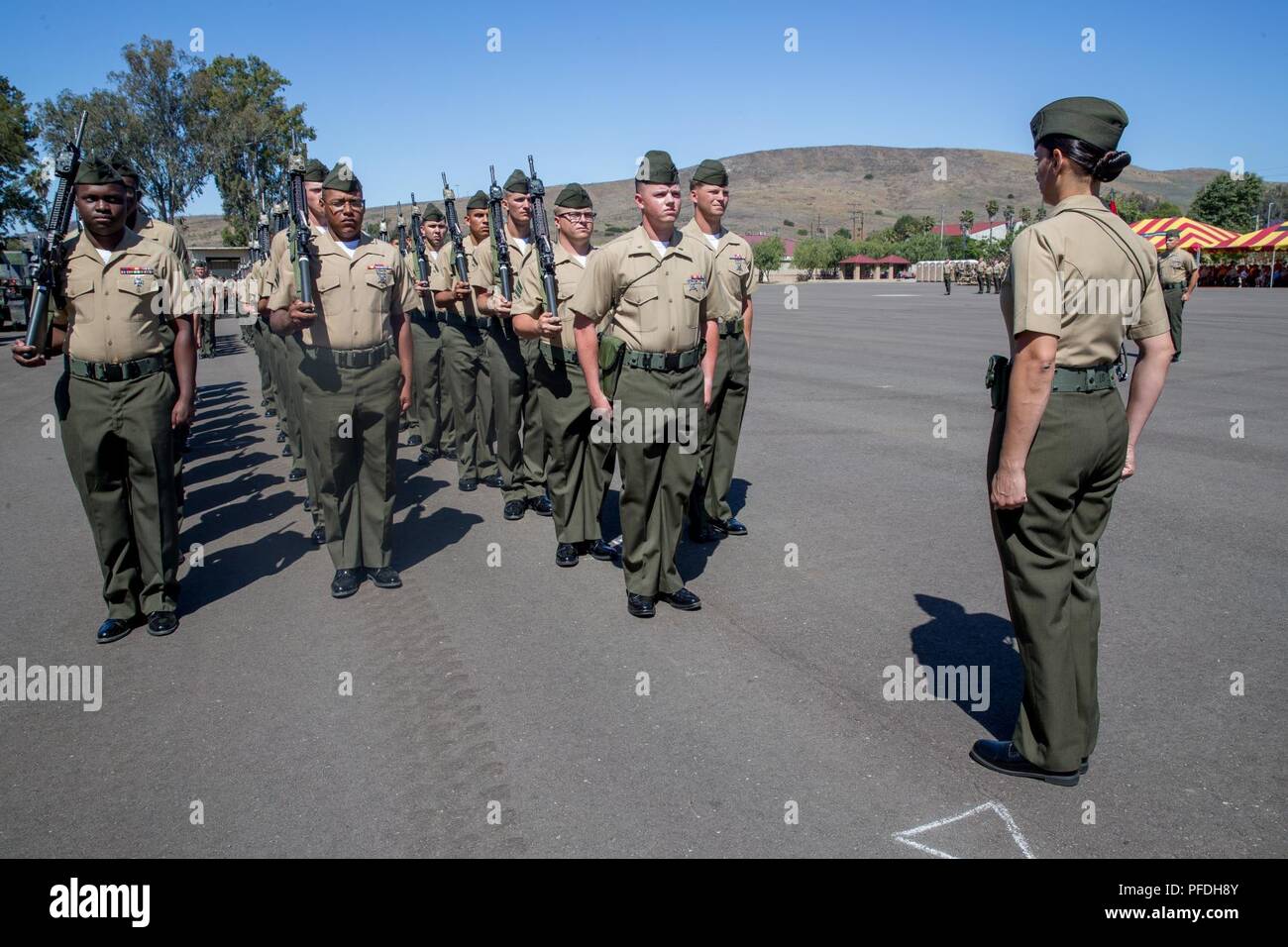 Les Marines américains, avec le 1er Bataillon, 11e Régiment de Marines, 1 Division de marines, percer au cours d'une cérémonie de passation de commandement au Marine Corps Base Camp Pendleton, en Californie, le 13 juin 2018. La cérémonie marque le changement de leadership en tant que lieutenant-colonel Todd McCarthy, abandonne son poste de commandant à lieutenant-colonel Kenneth Mazo, permettant à l'unité de continuer c'est de préparation constante pour la sécurité du pays. Banque D'Images