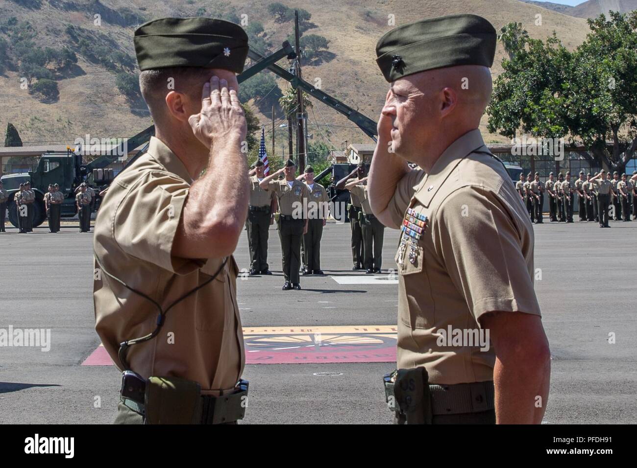 Le Lieutenant-colonel du Corps des Marines américain Kenneth Mazo, à gauche, le nouveau commandant du 1er Bataillon, 11e Régiment de Marines, 1 Division de marines, reçoit le commandement du lieutenant-colonel Todd McCarthy, droite, offgoing commandant, au Marine Corps Base Camp Pendleton, en Californie, le 13 juin 2018. La cérémonie marque le changement de leadership et d'une continuation de la constante de l'unité de la protection civile pour la sécurité de la nation. Banque D'Images