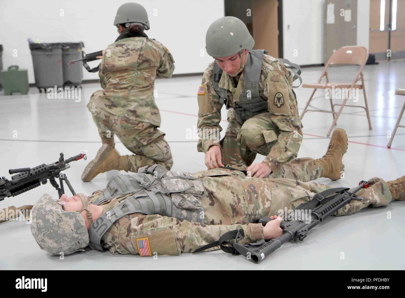 Circuit de l'armée américaine. Jonathan Cameron, de la Garde nationale du Montana's 190e Bataillon de soutien au maintien en puissance de combat s'applique vite garrot pendant le combat gareautrain Range Road formation armoirie, Rapid City, S.D., 11 juin 2018. Le CLS cours offre une formation pratique pour les soldats, se préparer à lutter contre les mutations. Banque D'Images