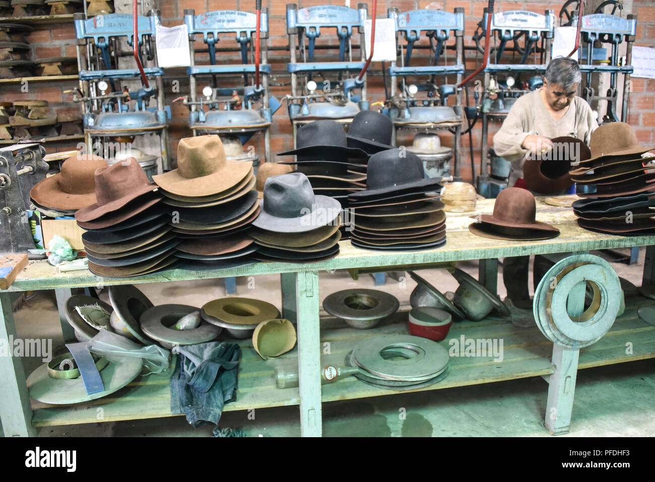 Chapeaux traditionnels de différents modèles et de couleurs à l'écran dans  un débarras dans l'usine de chapeau Sombrero Sucre Sucre, Bolivie Photo  Stock - Alamy
