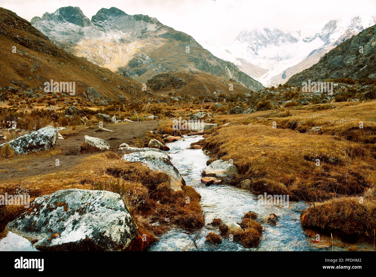 Paysage pittoresque du parc national de Huascaran avec les montagnes et la rivière. Cordillera Blanca, Chakraraju, région d'Ancash, au Pérou. Jul 2018 Banque D'Images