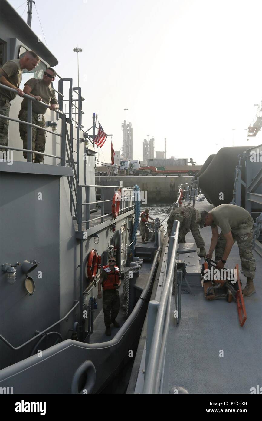 SHUIABA PORT, Koweït - des soldats affectés à la 331e compagnie de transport, basée à Joint Base Langley-Eustis, Va., assurer leur navire est en mesure de port en toute sécurité à côté de la Barge Grue Derrick, 12 juin. Le 331e Trans. Co. s'est associé à la 38e Brigade de soutien dans le cadre de l'exercice. Horizon 2018 nautique se fait en deux temps USARCENT/CFLCC exercice qui procède à une inspection de l'Armée Brigade motomarines Exercice de reconnaissance (BIREP) sur le site de l'Armée prépositionnées (APS-5) les bateaux à l'occasion d'une logistique-sur-la-Rive (lots) de l'exercice. ( Banque D'Images